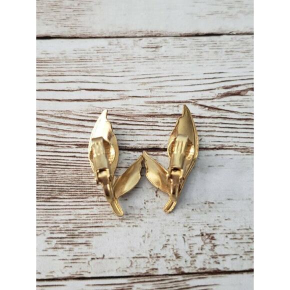Vintage Clip On Earrings Two Leaf Gold Tone Very Pretty - Fall - Picture 3 of 4